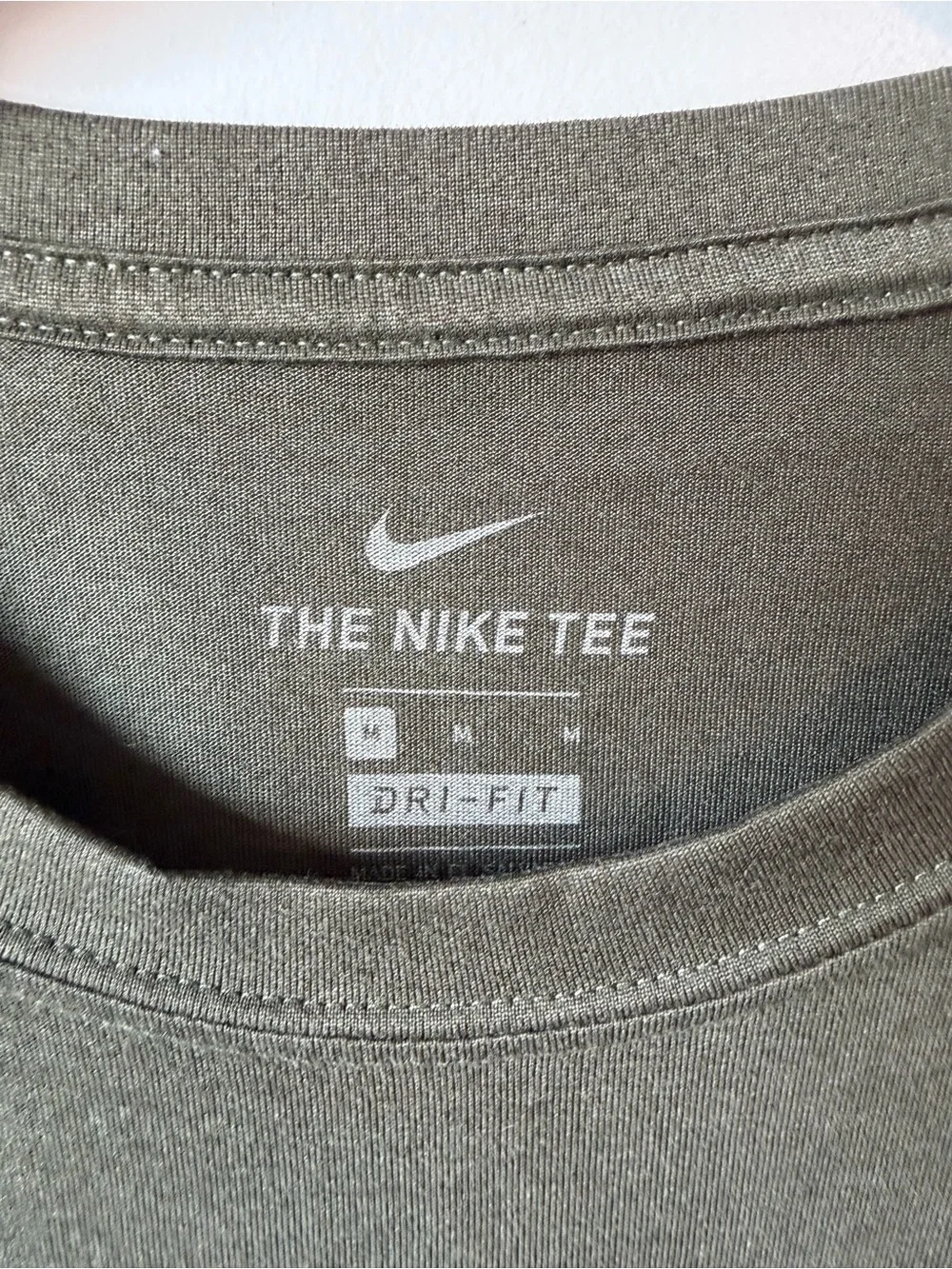 ⚡️Nike Men's Olive Green Crewneck T-Shirt with Camo Swoosh